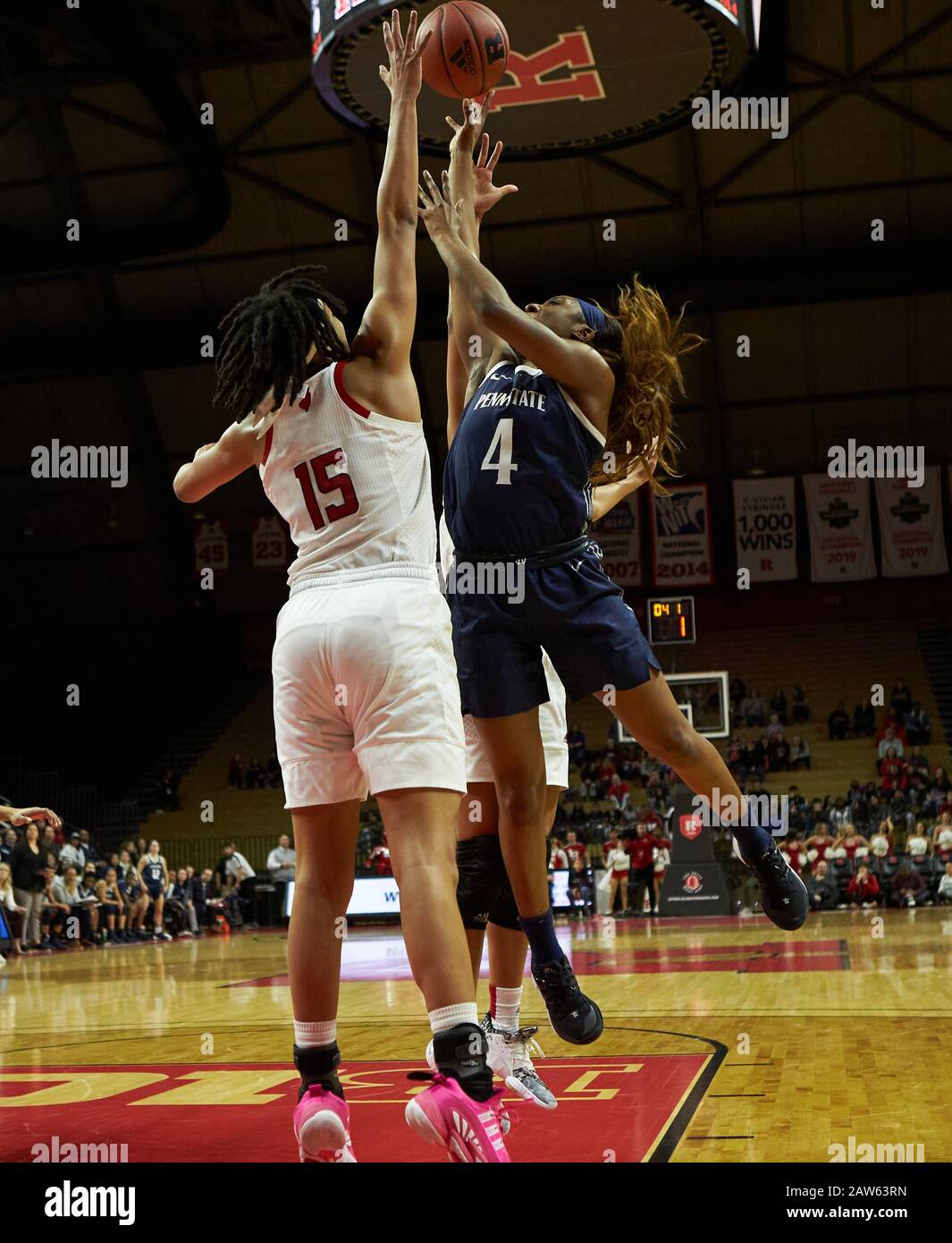 Piscataway, New Jersey, Stati Uniti. 6th Feb, 2020. Penn state Nittany Lions guard Siyeh Frazier (4) shot è bloccato dal Rutgers Scarlet Knights Center Maori Davenport (15) nella prima metà durante una partita tra i Penn state Nittany Lions e i Rutgers Scarlet Knights al Rutgers Athletic Center di Piscataway, New Jersey. Rutgers Sconfisse Penn State 72-39. Duncan Williams/Csm/Alamy Live News Foto Stock