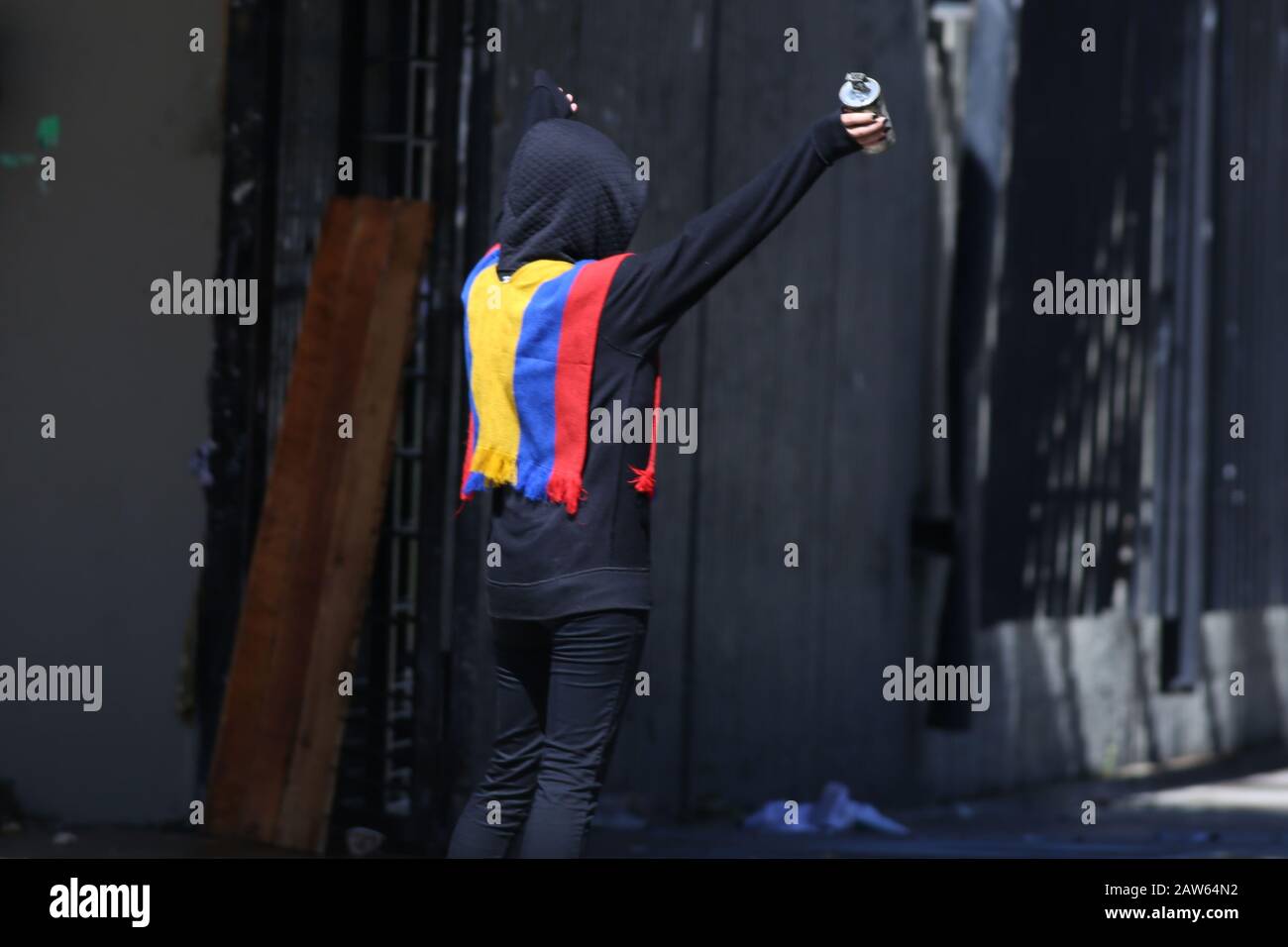 Ottobre 10, 2019: Alcuni incappucciati nei tumulti presso l'Università Nazionale per protestare contro la riforma fiscale e assassinato leader sociali credito: Daniel Garzon Herazo/ZUMA Wire/Alamy Live News Foto Stock