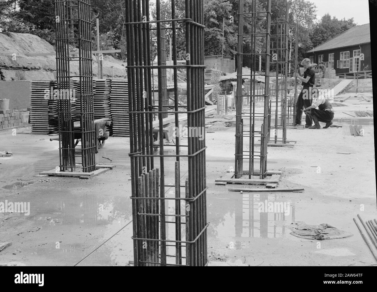[Heidemij] nuovo quartier generale Arnhem New Wing Arnhem. Colonne in cemento Vlechwerk Data: 1952 posizione: Arnhem Parole Chiave: Operai, armamenti, costruzione, lavori a treccia Foto Stock