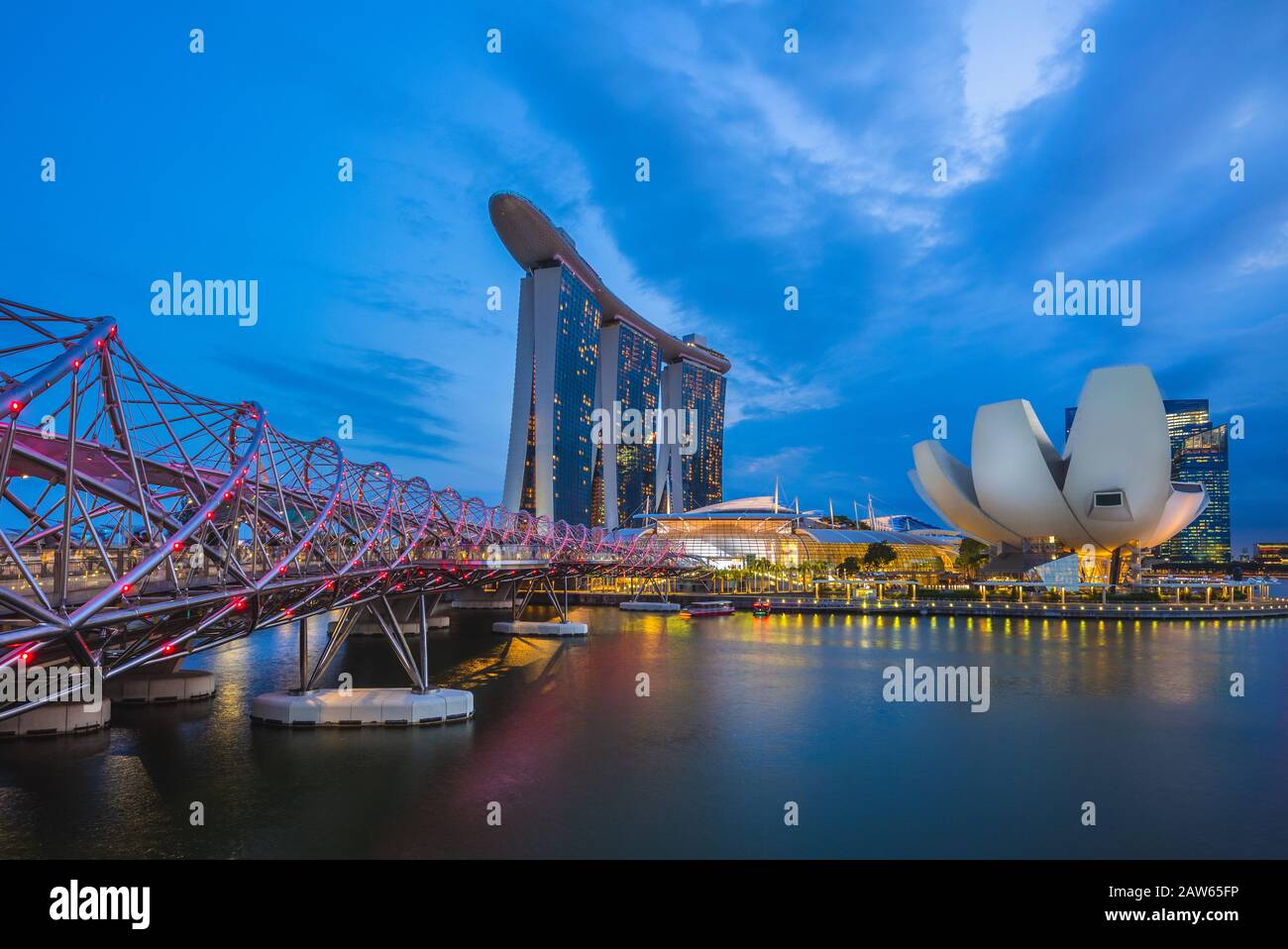 Singapore - 6 febbraio 2020: Skyline di singapore presso la baia del porto turistico con il famoso punto di riferimento di singapore: Sands, Helix, e Museo artscience Foto Stock