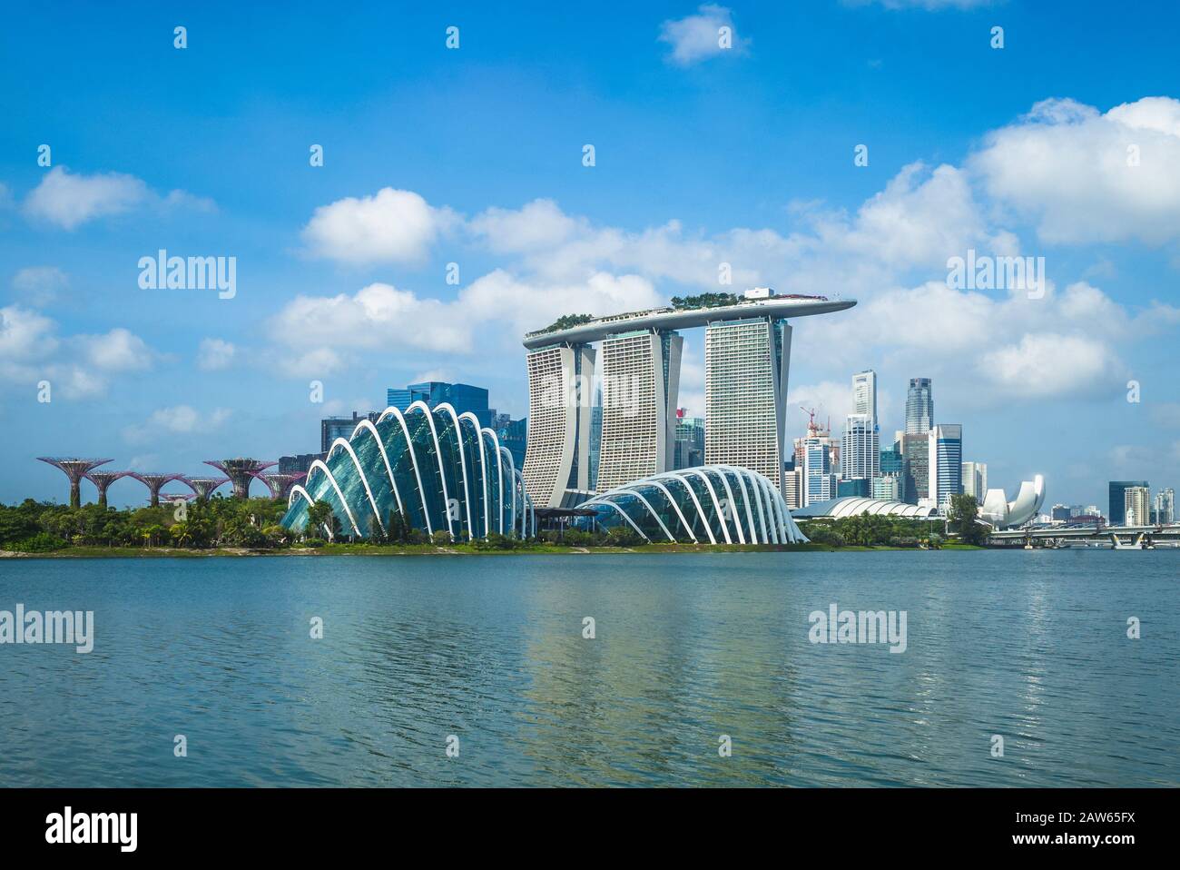 Singapore - 3 febbraio 2020: Skyline di singapore nella baia del porto turistico con un edificio iconico come superalbero, sabbia della baia marina, museo artscience. Foto Stock