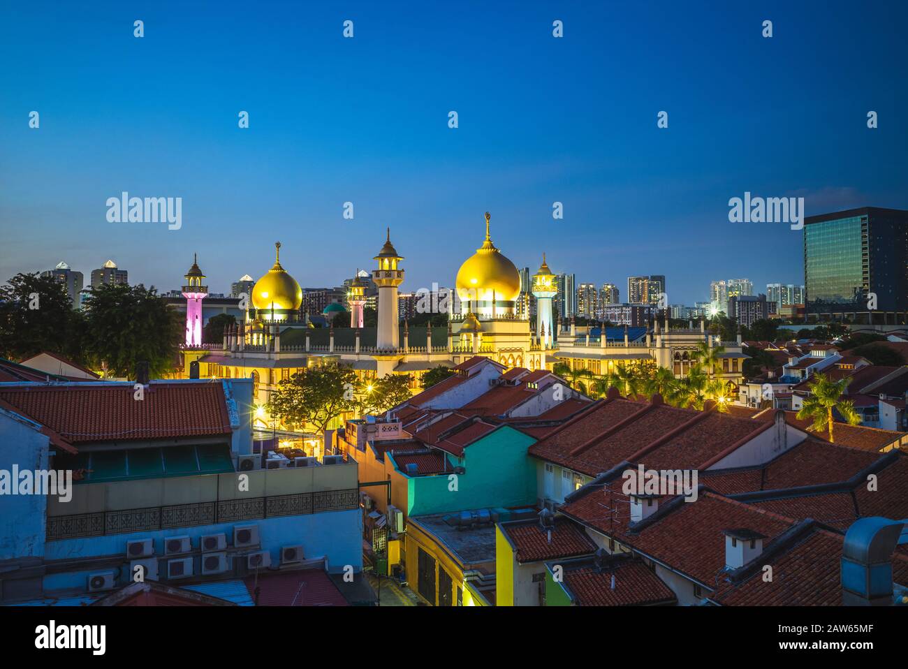 arab street e sultan masjid di notte, singapore Foto Stock