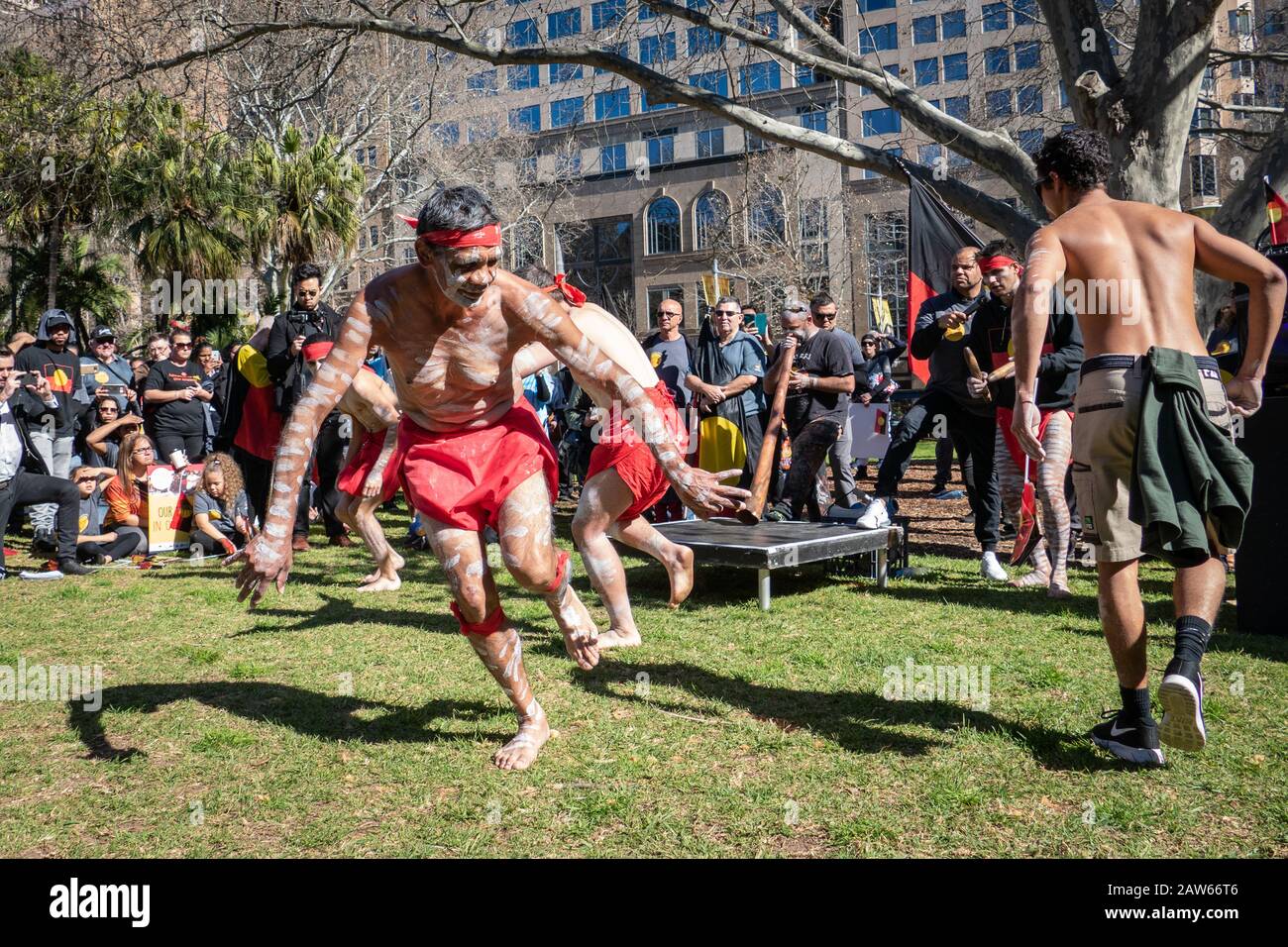 Sydney, NSW, AUSTRALIA - 9 agosto 2018: La Giornata Mondiale delle popolazioni indigene, i manifestanti dei diritti indigeni si dirigano verso la Casa del parlamento NSW. Foto Stock