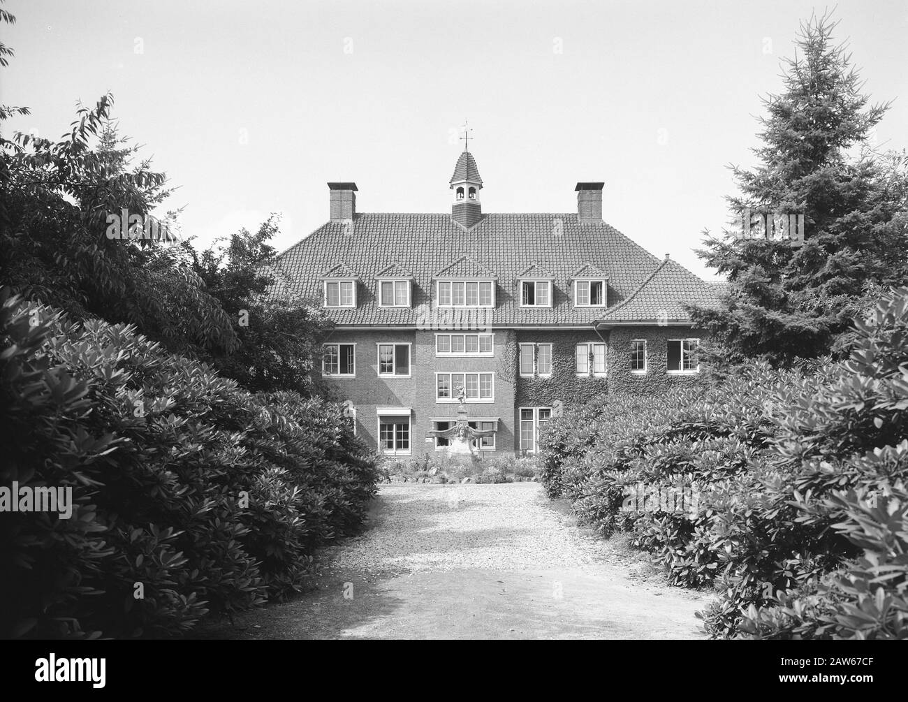 La Tenuta Di Utrecht. Casa di cura 'Rustoord' Annotazione: La proprietà deve il suo nome alla società di assicurazioni sulla vita Utrecht, Insurance NV. L'azienda ha estratto i grandi brughiere ampiamente dal 1898. Il 25 maggio 1899 è stato avviato con l'estrazione dei primi 700 ettari. I lavori sono stati eseguiti dall'Heidemij. Alla fine, il brughiera è stato convertito in 1.800 ettari di foresta e 600 ettari di terreno coltivabile, e in aggiunta, ha continuato ad esistere anche 400 ettari di natura. Data: Parole Chiave non date: Edifici, case di cura Foto Stock