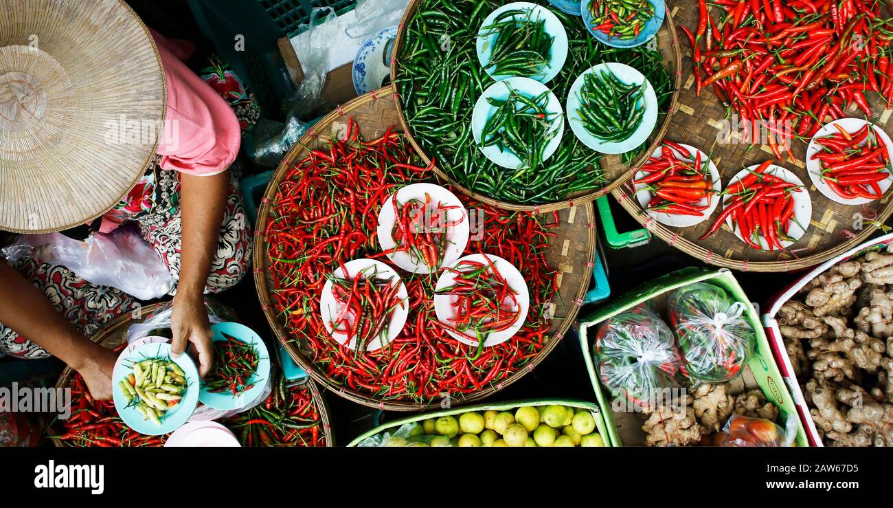 Cestino di peperoncino secco nel mercato asiatico Foto Stock
