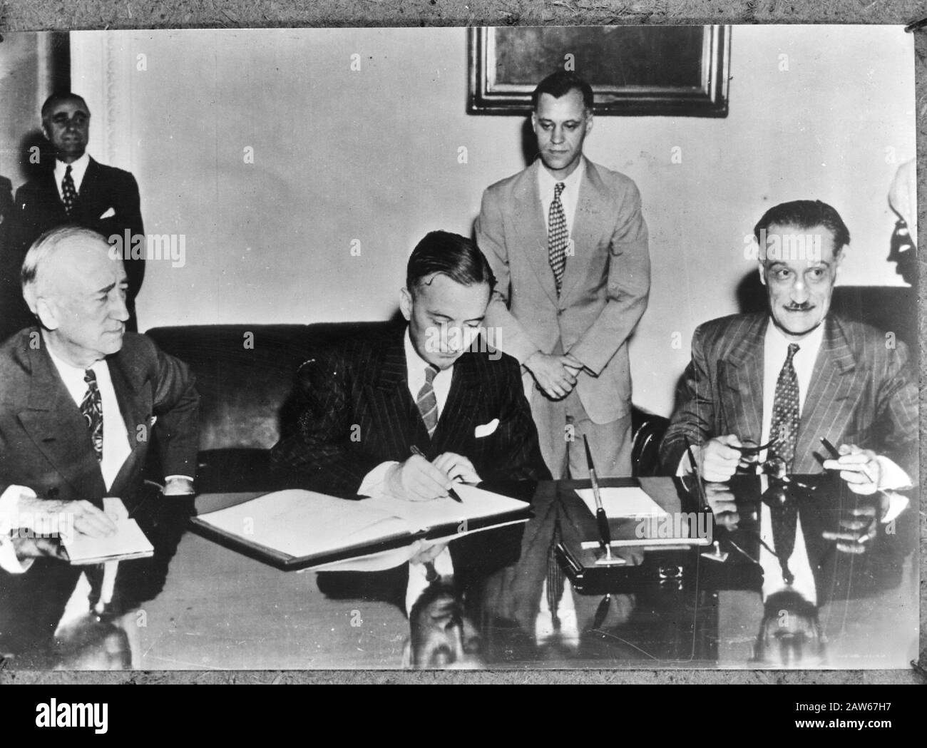 Firma della carta delle Nazioni Unite da parte dei delegati francesi Annotazione: Immagine speculare. (Originale da sinistra Henri Bonnet, George Bidault e James F. Byrnes.) Data: 1945 Parole Chiave: Organizzazioni internazionali, politico Foto Stock