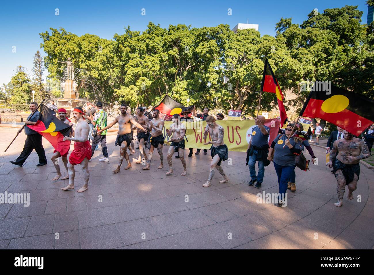 Sydney, NSW, AUSTRALIA - 9 agosto 2018: La Giornata Mondiale delle popolazioni indigene, i manifestanti dei diritti indigeni si dirigano verso la Casa del parlamento NSW. Foto Stock