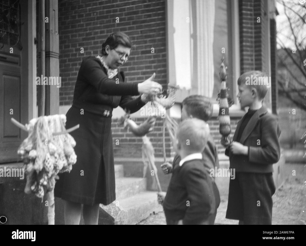 Domenica delle Palme a Diever (Drenthe) i figli della maorale Data: 14 aprile 1946 luogo: Diever, Drenthe Parole Chiave: Bambini Foto Stock