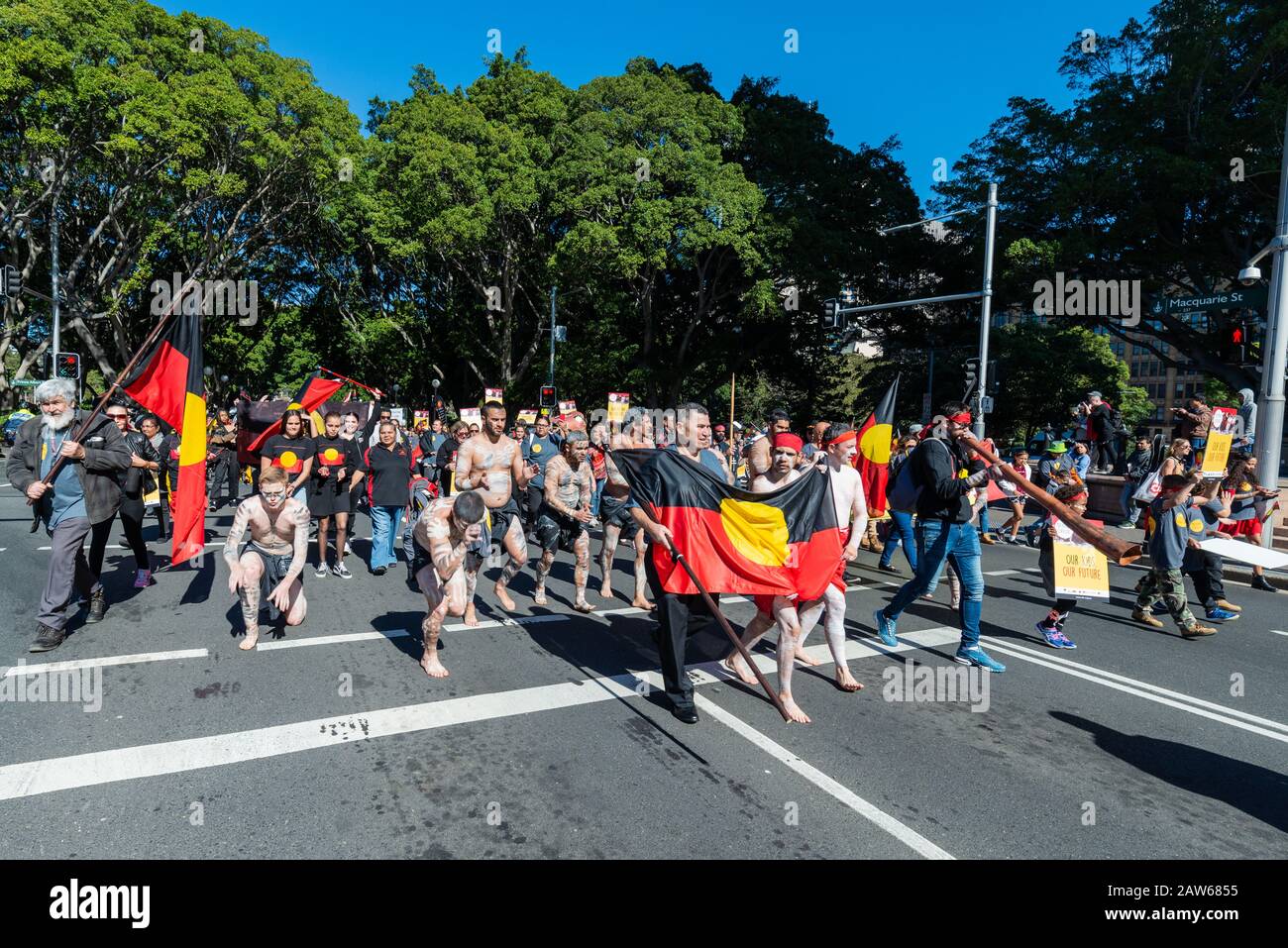 Sydney, NSW, AUSTRALIA - 9 agosto 2018: La Giornata Mondiale delle popolazioni indigene, i manifestanti dei diritti indigeni si dirigano verso la Casa del parlamento NSW. Foto Stock