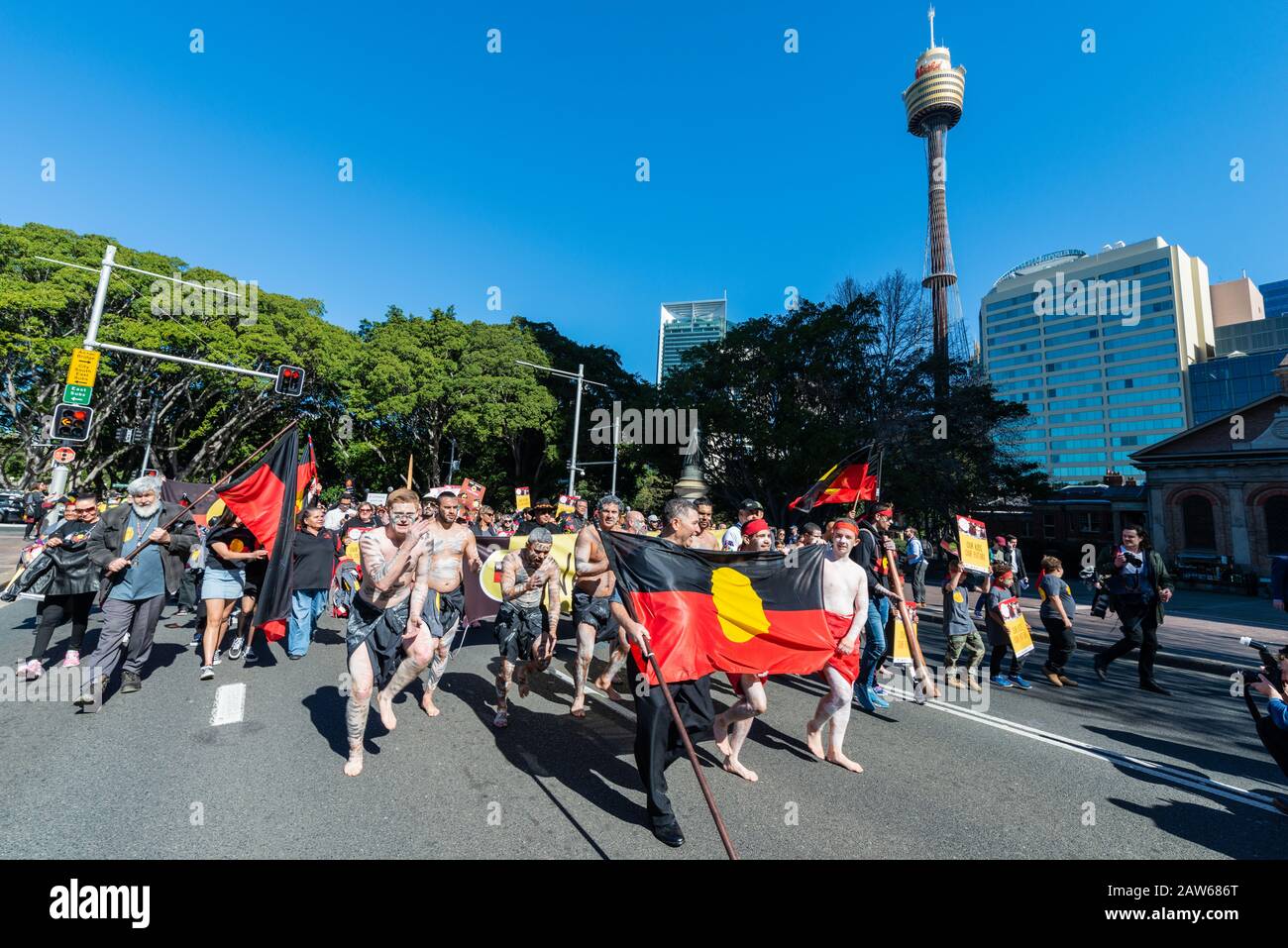 Sydney, NSW, AUSTRALIA - 9 agosto 2018: La Giornata Mondiale delle popolazioni indigene, i manifestanti dei diritti indigeni si dirigano verso la Casa del parlamento NSW. Foto Stock