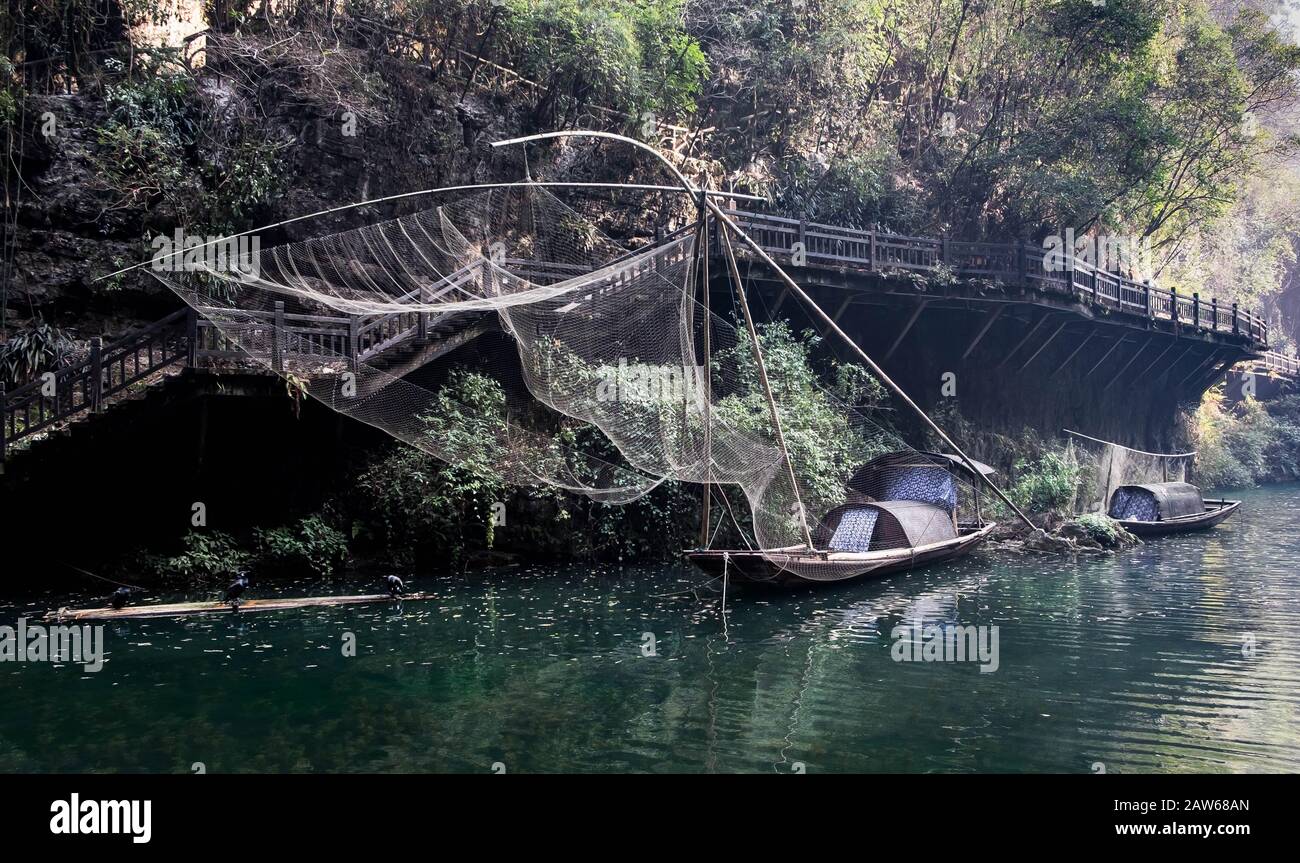 Yichang, HUBEI / CINA - 25 dicembre 2019: Barca a vela di pescatori cinesi sul fiume Yangtze per il viaggiatore insieme con le tre gole della zona, la parte o Foto Stock