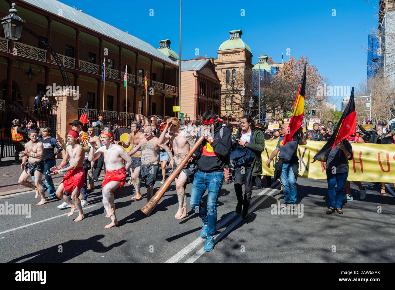 Sydney, NSW, AUSTRALIA - 9 agosto 2018: La Giornata Mondiale delle popolazioni indigene, i manifestanti dei diritti indigeni si dirigano verso la Casa del parlamento NSW. Foto Stock