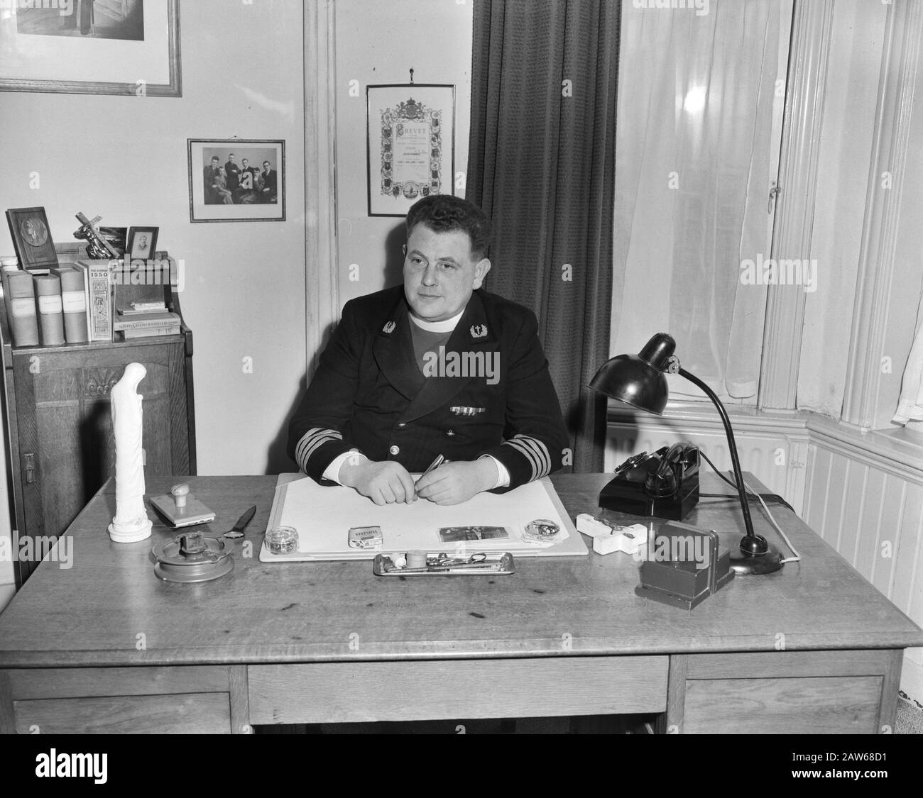 Mons. Dessain [vlootalmoezenier?] Annotazione: Assegnazioni Data: 9 marzo 1951 Parole Chiave: Religione, scrivania Foto Stock