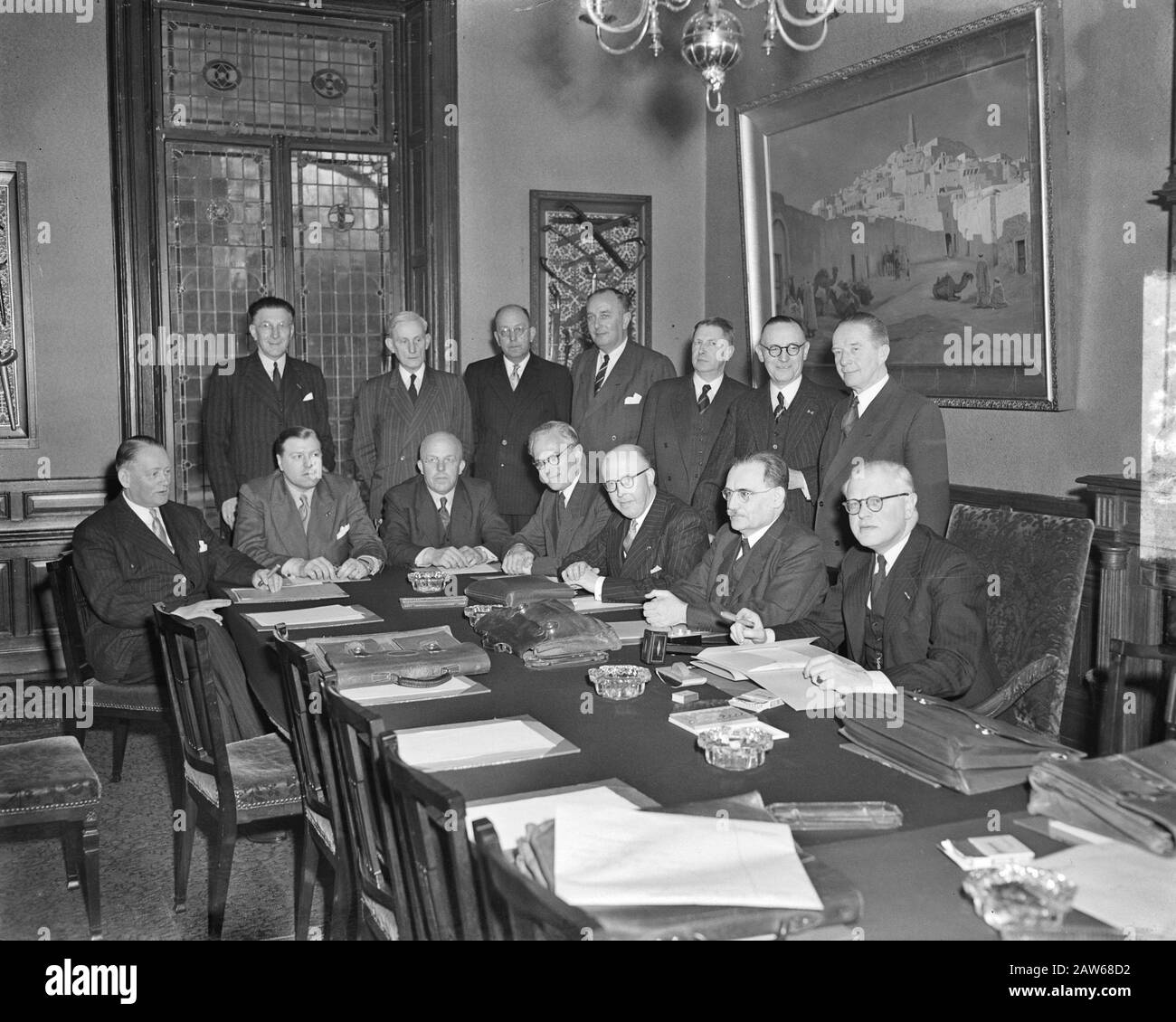 Presentazione del Gabinetto Drees II all'Aia. Front ROW v.n.r .: Stitcher (Affari Esteri), Van den Brink (Affari economici), Staff (Navy), In 't Veld (ricostruzione e Alloggio Delle Persone), Lieftinck (Finanza), Drees (prime e Affari generali) e formateur Romme. Back Row V.l.n.r .; Wemmers (Trasporti), Joekes (Affari Sociali E Sanitari), Van Maarseveen (Affari Interni), Albregts (Affari Economici), Mulderije (Giustizia), F.g.c.j.m. Teulings (Difesa civile e Difesa civile) e F.J.T. Rutten (Istruzione, Arti E Scienze). Secondo un altro convenzionale era il Gabinetto Drees II, ma Foto Stock