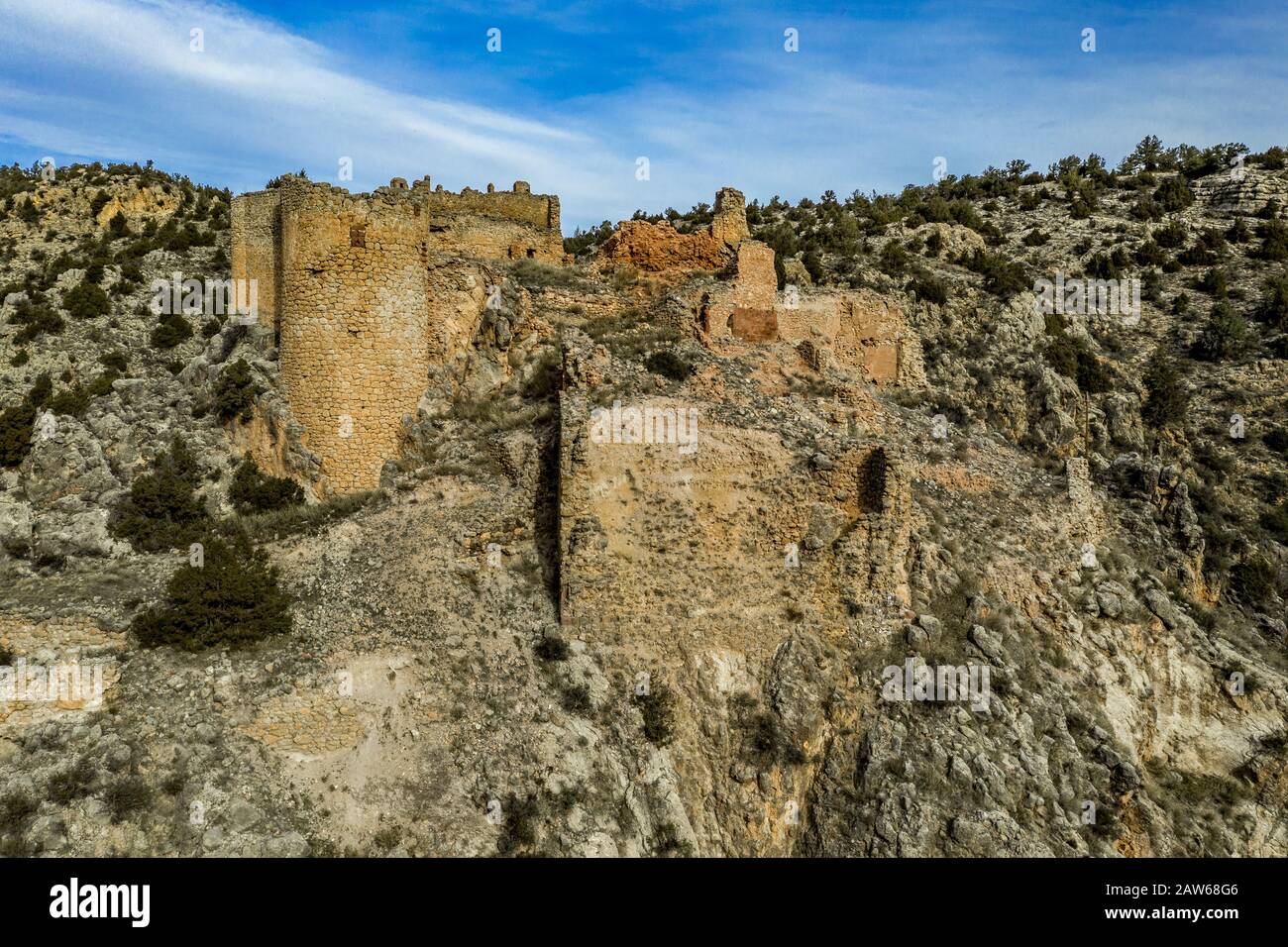 Veduta aerea della rovina del castello medievale di Santa Croche (Saint Cross) sulla strada per Albarracin Spagna su un ripido cragg con un cijon semi circolare e parziale Foto Stock