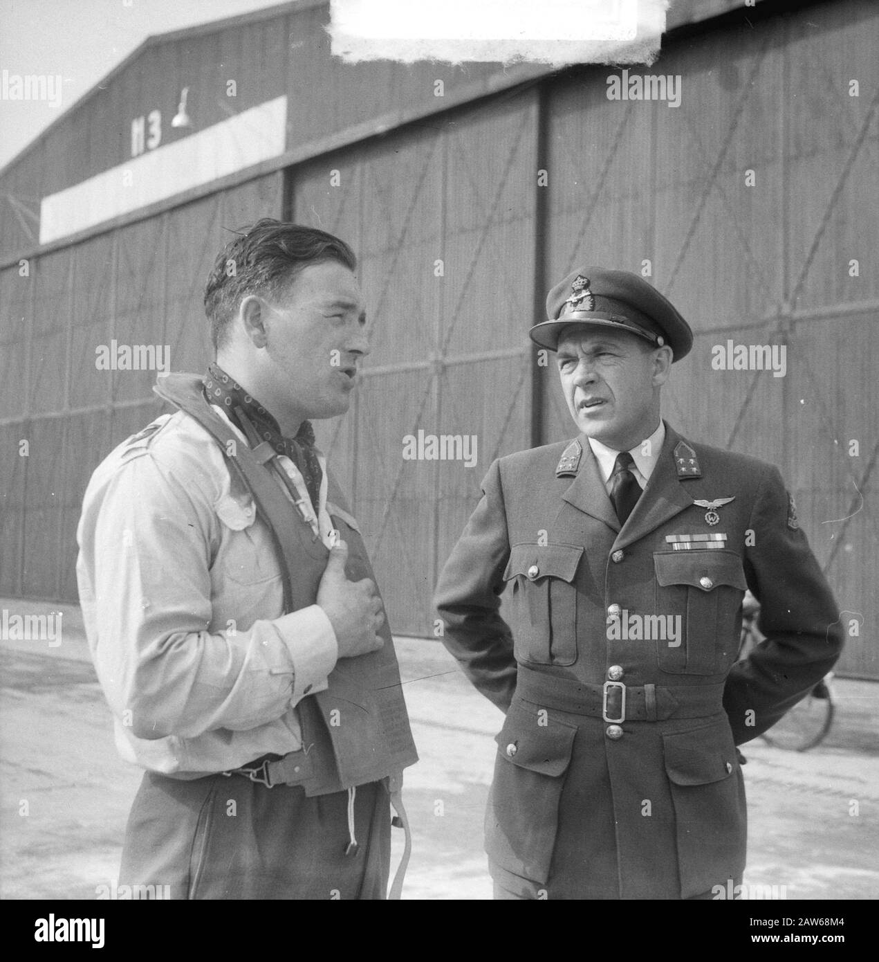 Registra Il Volo Gloster Meteor Su Ameland. Annotazione: Major Jan Flinterman (a sinistra) in conversazione [con Il generale Maggiore I. A. Aler, comandante dell'aeronautica militare] Data: 28 agosto 1949 luogo: Leeuwarden Air base Parole Chiave: Aviazione, ufficiali, piloti, record, aereo Persona Nome: Flinterman, J. L. Foto Stock