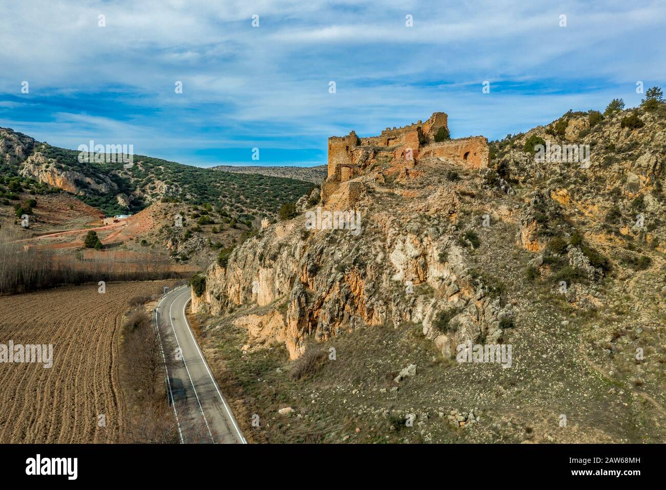 Veduta aerea della rovina del castello medievale di Santa Croche (Saint Cross) sulla strada per Albarracin Spagna su un ripido cragg con un cijon semi circolare e parziale Foto Stock