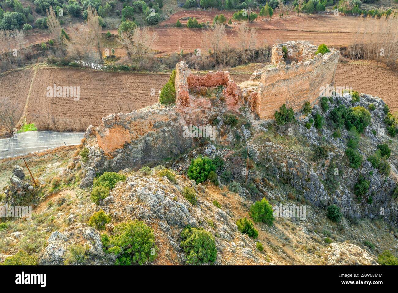 Veduta aerea della rovina del castello medievale di Santa Croche (Saint Cross) sulla strada per Albarracin Spagna su un ripido cragg con un cijon semi circolare e parziale Foto Stock