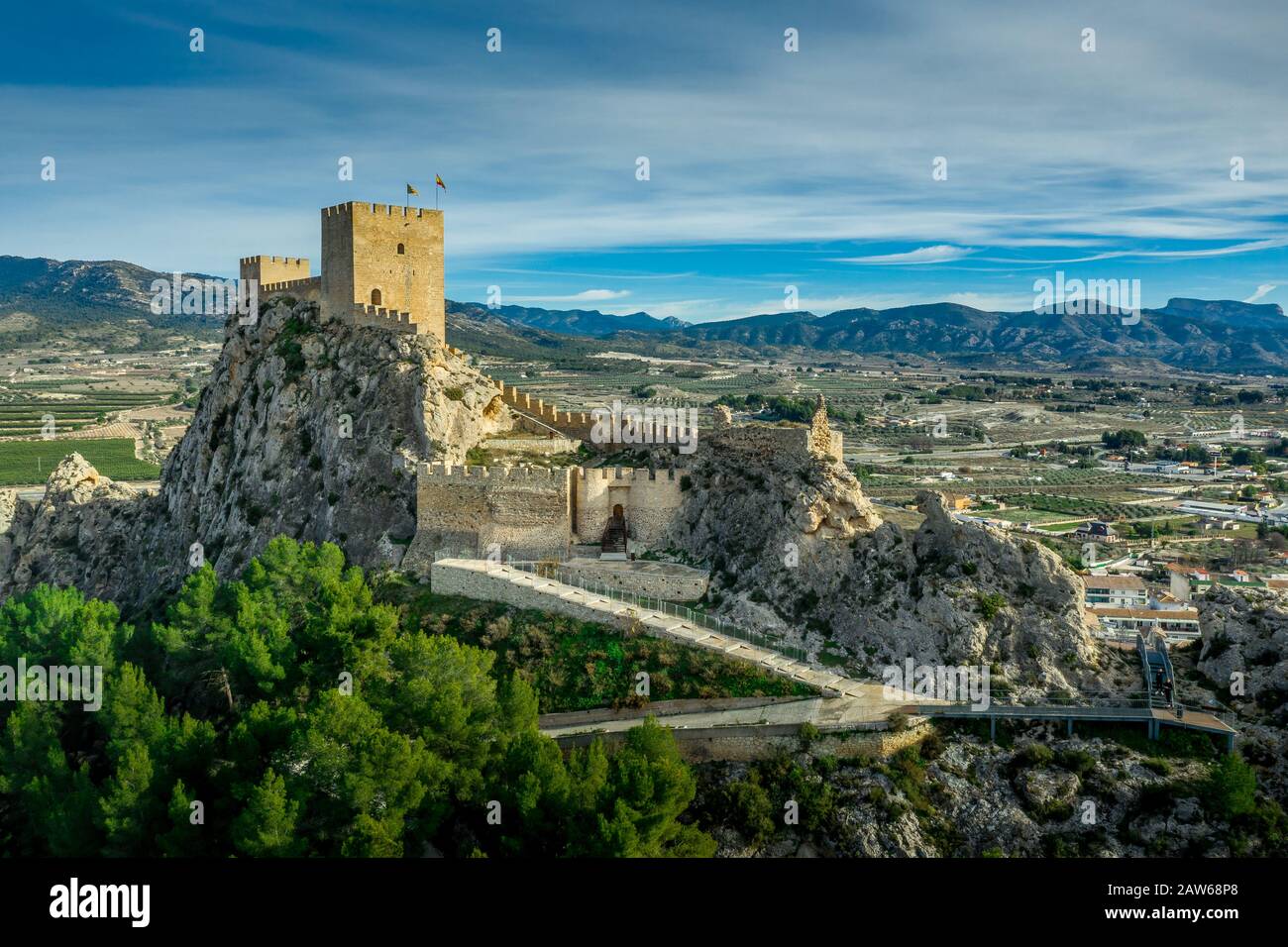 Veduta aerea del castello Sax restaurato medievale con due torri rettangolari e due torri semicircolari che proteggono la porta vicino Alicante Spagna Foto Stock