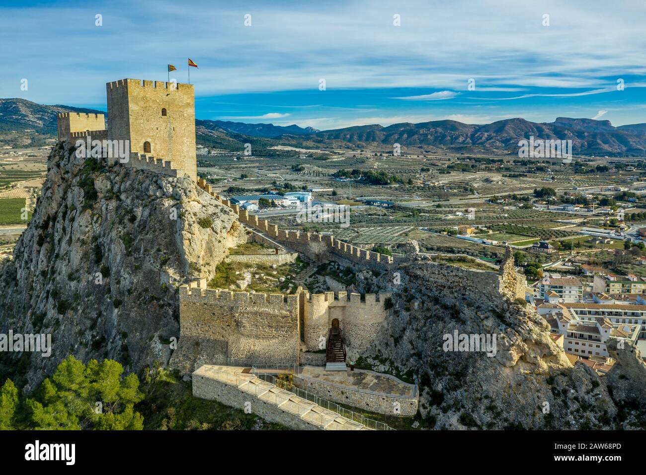 Veduta aerea del castello Sax restaurato medievale con due torri rettangolari e due torri semicircolari che proteggono la porta vicino Alicante Spagna Foto Stock