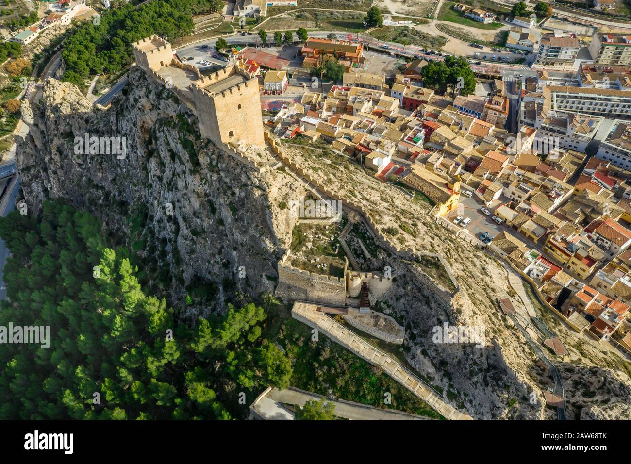 Veduta aerea del castello Sax restaurato medievale con due torri rettangolari e due torri semicircolari che proteggono la porta vicino Alicante Spagna Foto Stock