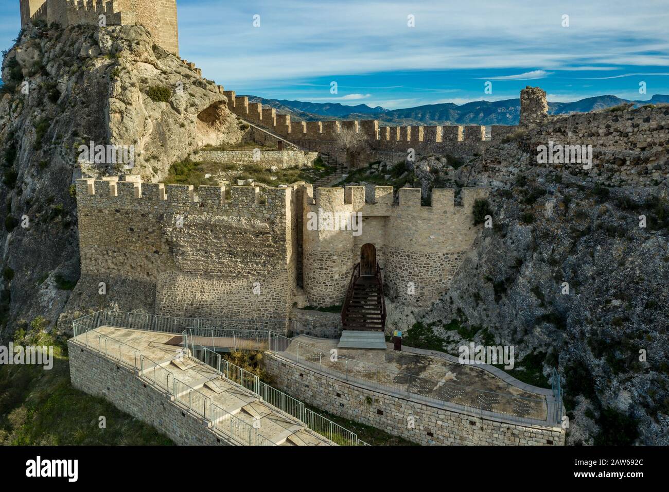 Veduta aerea pomeridiana del cancello del castello di Sax protetto da due torri semi-circolari che custodiscono l'ingresso del cortile inferiore bailey in Spagna Foto Stock