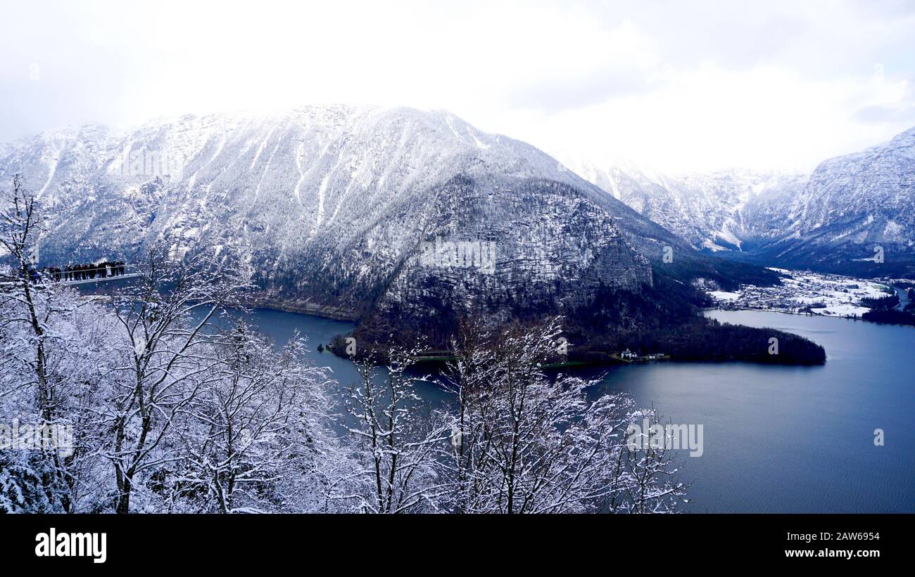 Hallstatt sogno paesaggio inverno neve montagna paesaggio avventura all'aperto con cielo blu e pino in primo piano in giorno di neve, Austria Foto Stock