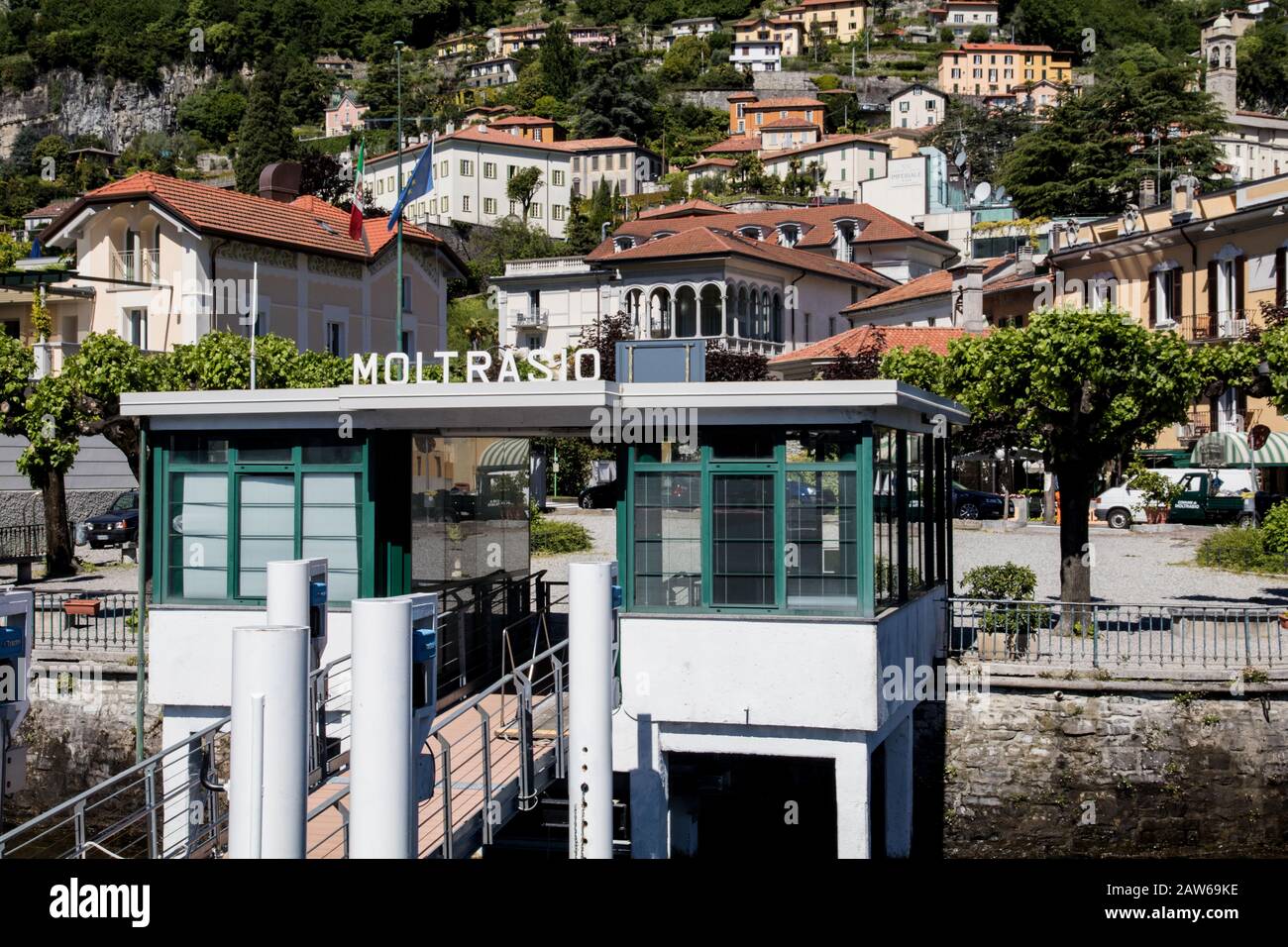 La fermata del traghetto a Moltrasio uno dei villaggi sul Lago di Como Italia Foto Stock