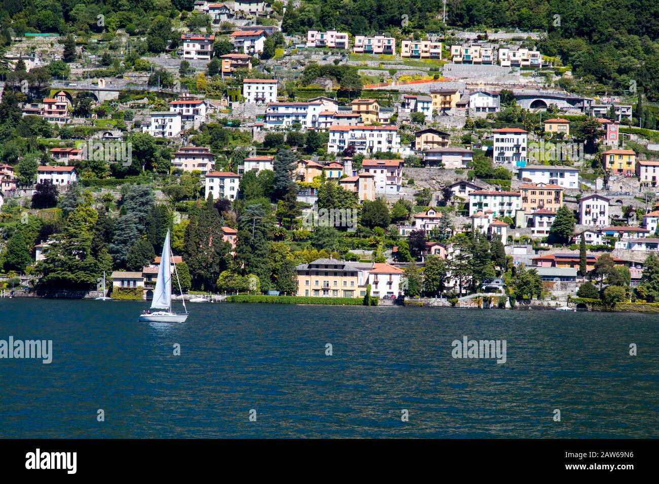 I villaggi punteggiano la riva del Lago di Como in Italia Foto Stock