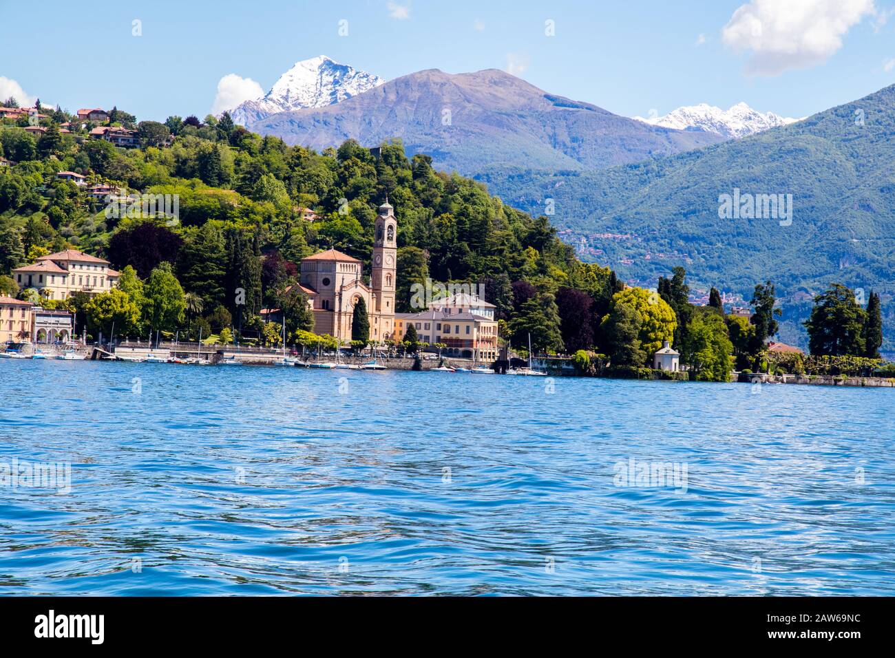 I villaggi punteggiano la riva del Lago di Como in Italia Foto Stock