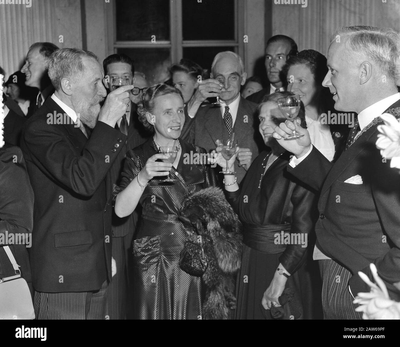 Receive Congressional Art History Palace Amsterdam Data: 28 luglio 1952 Località: Amsterdam, Noord-Holland Parole Chiave: STORIA dell'arte, Ricevimenti, conferenze, palazzi Foto Stock