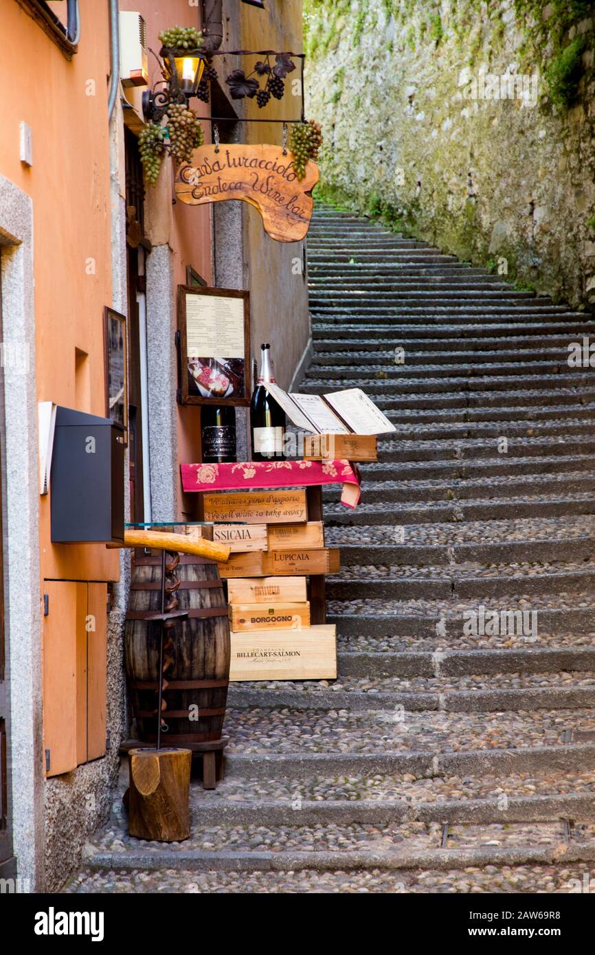 Casse vuote impilate su gradini nella città di Bellagio sulle rive del Lago di Como in Italia Foto Stock