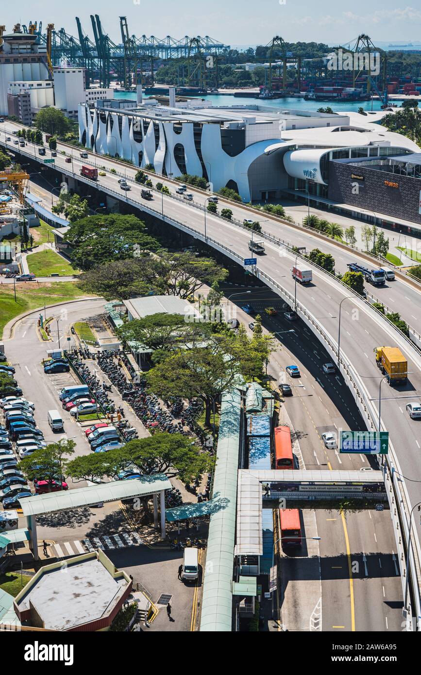 Singapore, Aprile 2019. Vista dell'autostrada vista dalla funivia di Singapore. Si tratta di una cabinovia che fornisce un collegamento aereo dal Monte Faber sulla i principale Foto Stock