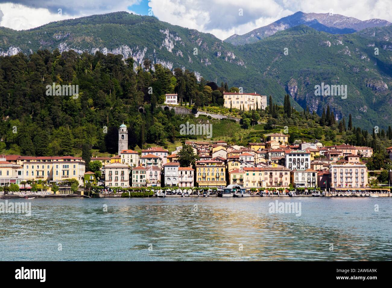 La città di Bellagio sulle rive del Lago di Como in Italia Foto Stock