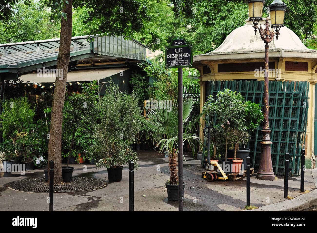 Una vista sulla strada del Marché aux Fleurs - Reine Elisabeth II Foto Stock