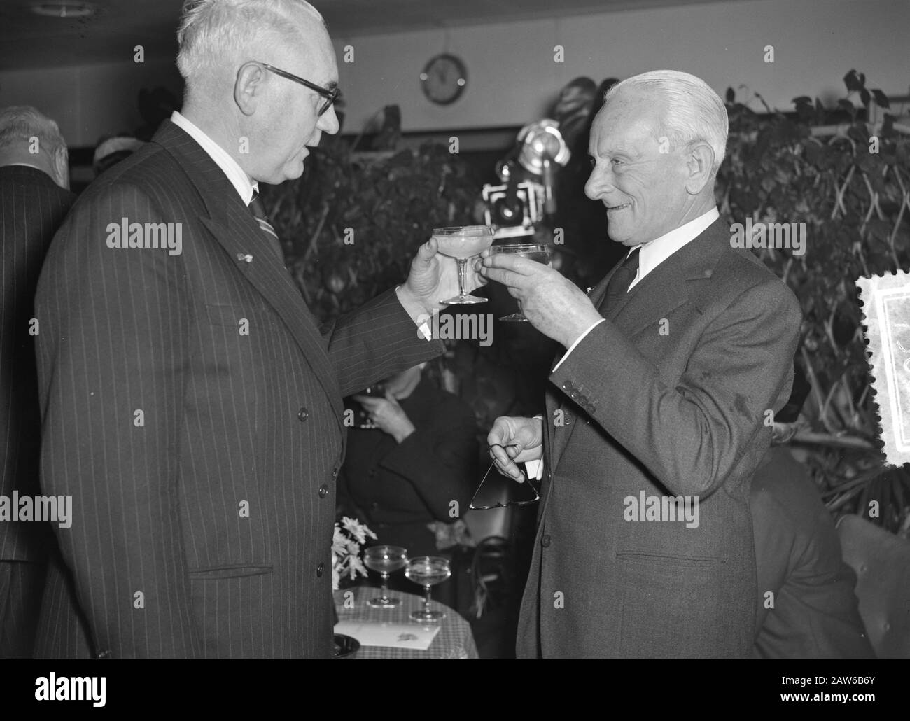 NDSM lancio Khasiella nave cisterna per Royal Dutch Shell Group Data: 10 dicembre 1955 Località: Amsterdam, Noord-Holland Parole Chiave: Costruzione navale, cantieri navali, navi, navi cisterna Nome Persona: Khasiella Istituto Nome : Shell Foto Stock