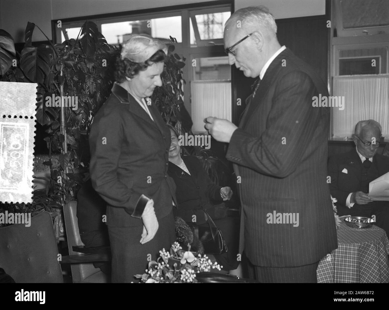 NDSM lancio Khasiella nave cisterna per Royal Dutch Shell Group Data: 10 dicembre 1955 Località: Amsterdam, Noord-Holland Parole Chiave: Costruzione navale, cantieri navali, navi, navi cisterna Nome Persona: Khasiella Istituto Nome : Shell Foto Stock