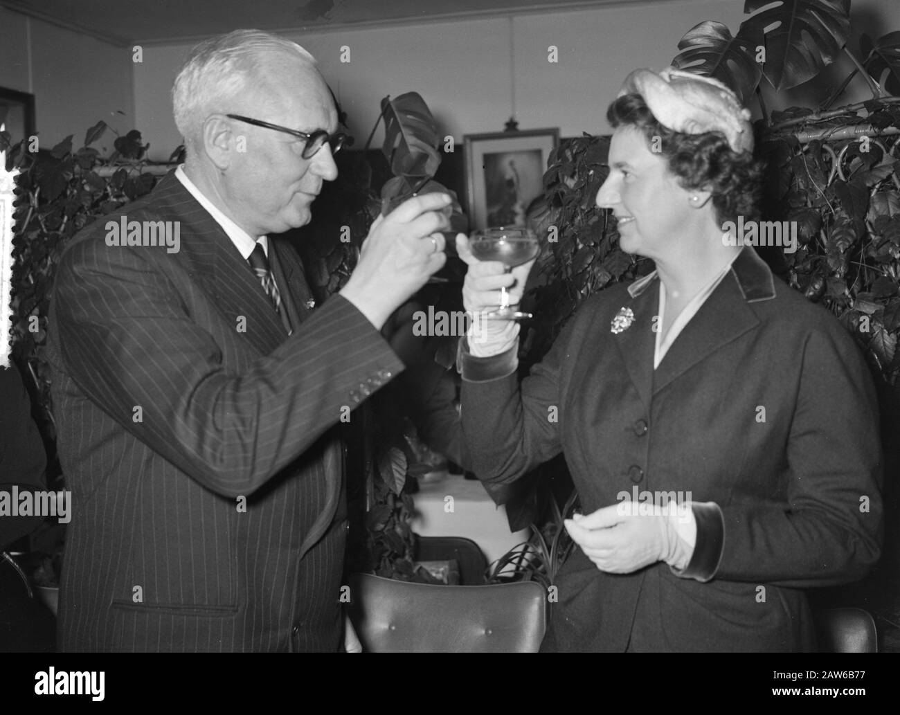 NDSM lancio Khasiella nave cisterna per Royal Dutch Shell Group Data: 10 dicembre 1955 Località: Amsterdam, Noord-Holland Parole Chiave: Costruzione navale, cantieri navali, navi, navi cisterna Nome Persona: Khasiella Istituto Nome : Shell Foto Stock