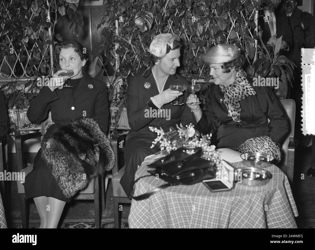 NDSM lancio Khasiella nave cisterna per Royal Dutch Shell Group Data: 10 dicembre 1955 Località: Amsterdam, Noord-Holland Parole Chiave: Costruzione navale, cantieri navali, navi, navi cisterna Nome Persona: Khasiella Istituto Nome : Shell Foto Stock