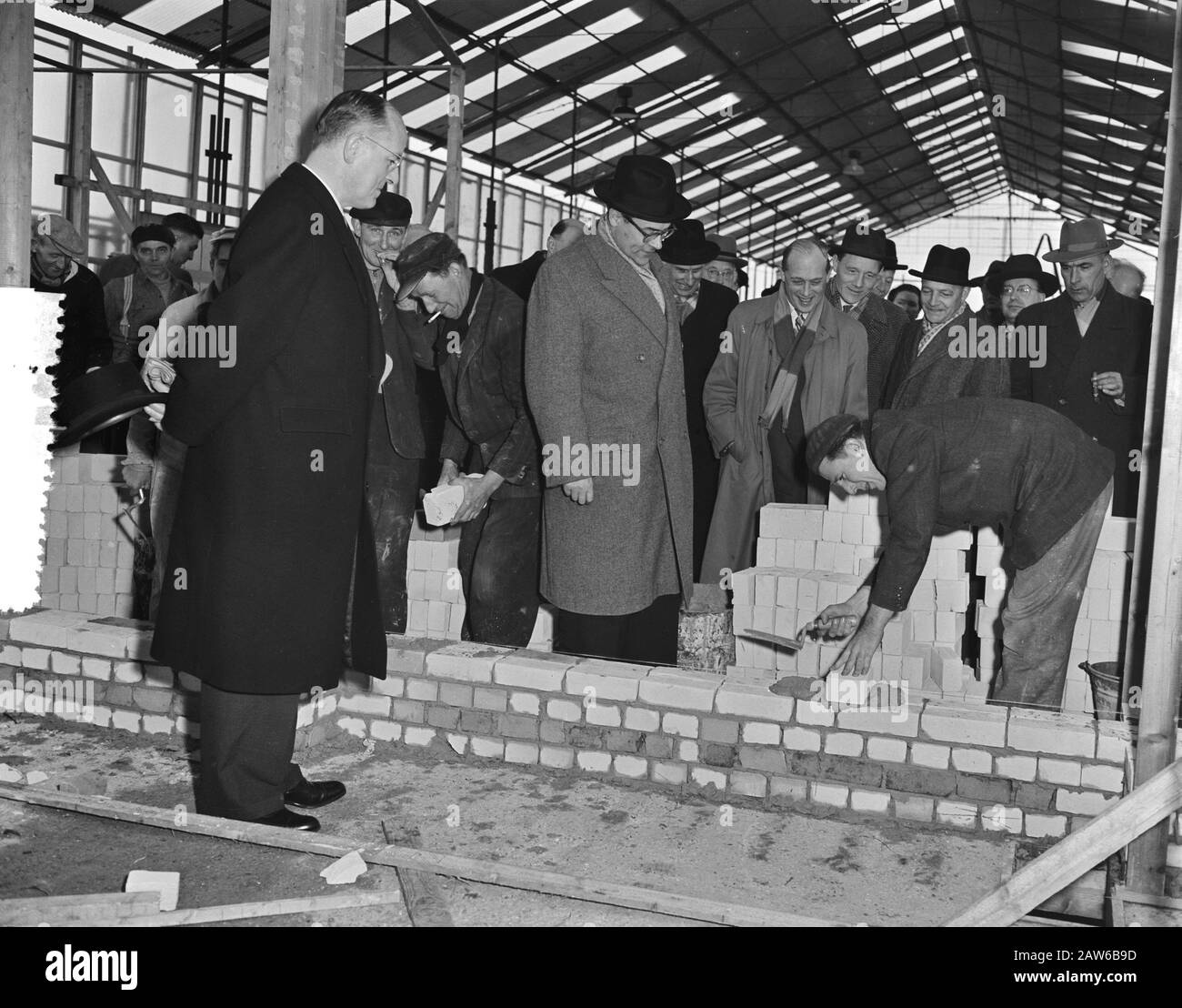 Ministro Ir. Visite bianche Habo edificio che con plastica è coperto Data: 17 gennaio 1956 Parole Chiave: Costruzione, tetti Persona Nome: Habo, bianco, Herman Foto Stock