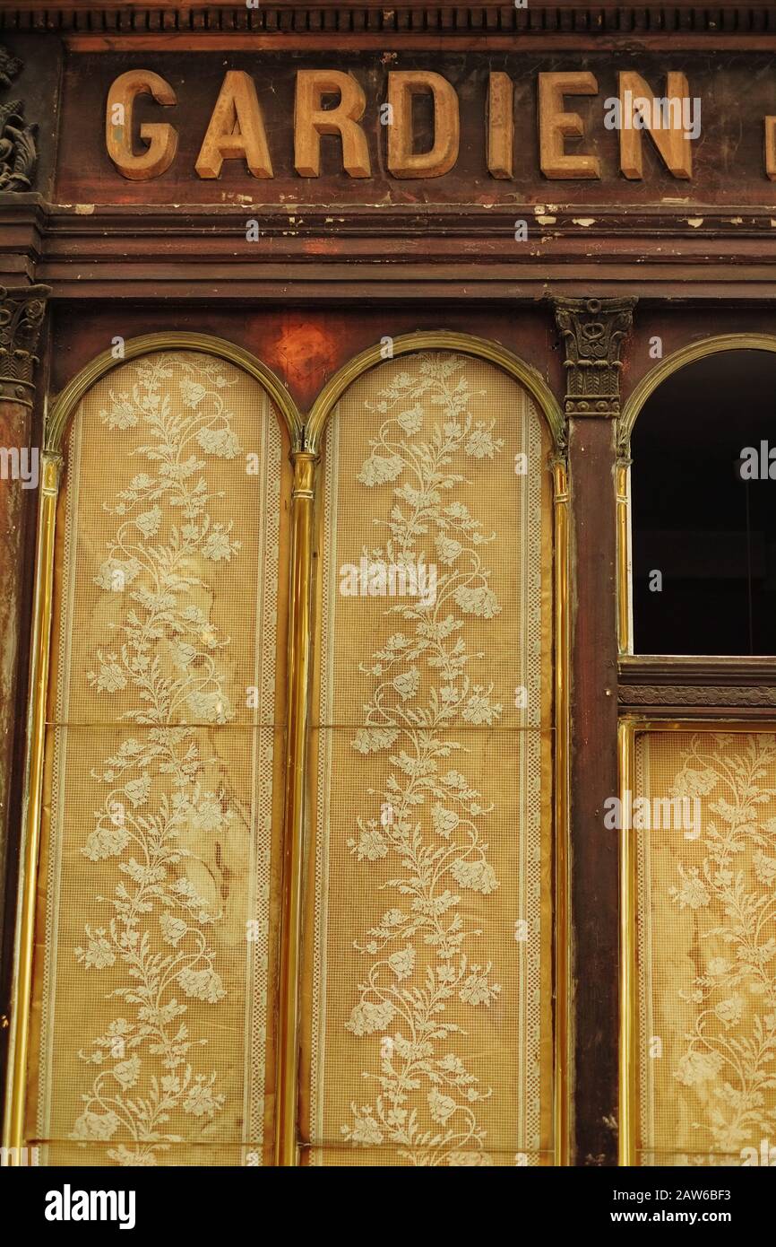 Gardien DE LA GALERIE - finestre Ad Arco e vecchie tende in pizzo, Galerie Véro-Dodat, 75001 Parigi, Francia Foto Stock