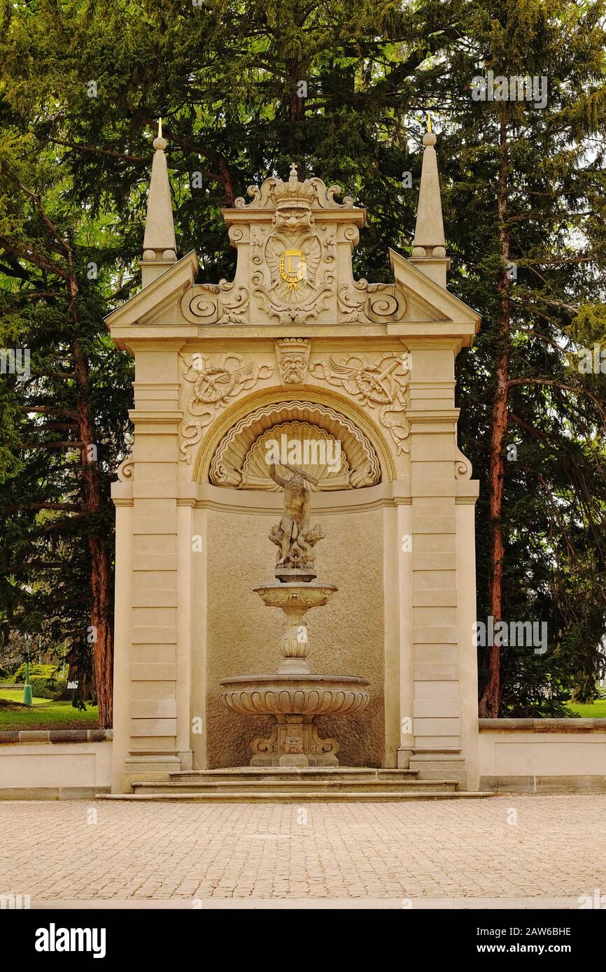 Dettagli di Praga, Královská zahrada, Fontana nel Giardino reale e terreni del Palazzo estivo della Regina Anna, Hradčany, Praga Foto Stock