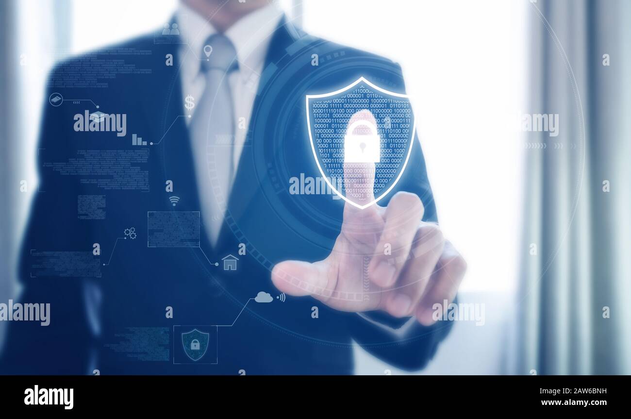Uomo d'affari che punta sullo scudo con la tecnologia dell'icona del lucchetto di sicurezza Foto Stock