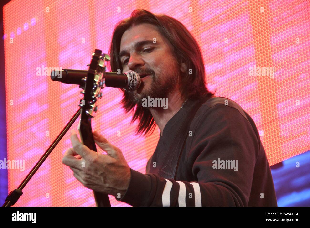 Juanes si esibisce con Los Lobos sul palco presso lo stand delle chitarre Gibson durante il NAMM Show 2020 Media Preview Day che si tiene presso l'Anaheim Convention Center il 15 gennaio 2020. Foto di: Richard Chavez / PictureLux Foto Stock