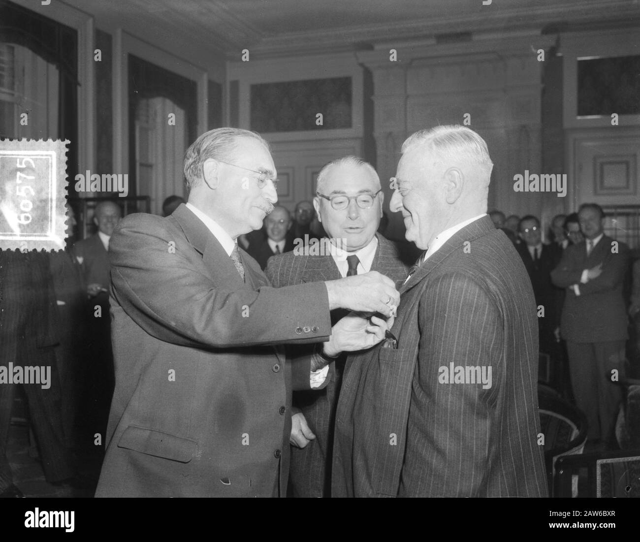 Il primo Ministro Dr. W. Drees ha incantato il grande ufficiale di distinzione Nell'Ordine di Orange-Nassau nel petto dal Dott. Jan Schouten del MP (a destra). A causa del suo 35th anniversario. Nella camera centrale il presidente L.G. Kortenhorst Data: 22 ottobre 1953 Località: L'Aia, Olanda del Sud Parole Chiave: Anniversari, parlamentari, ministri, onorificenze Nome Persona: Drees W., Kortenhorst, LG, Schouten, Jan Foto Stock