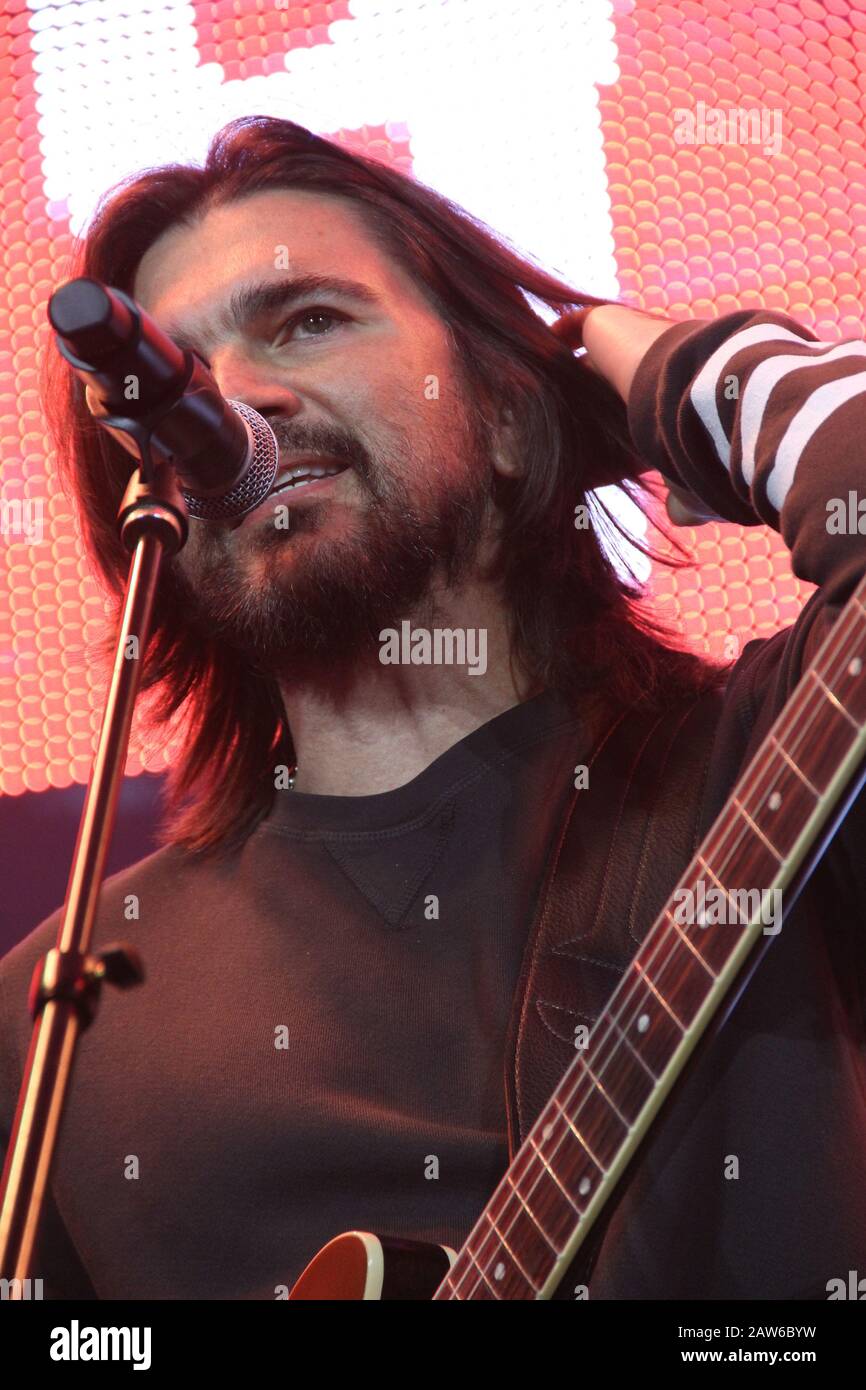 Juanes si esibisce con Los Lobos sul palco presso lo stand delle chitarre Gibson durante il NAMM Show 2020 Media Preview Day che si tiene presso l'Anaheim Convention Center il 15 gennaio 2020. Foto di: Richard Chavez / PictureLux Foto Stock