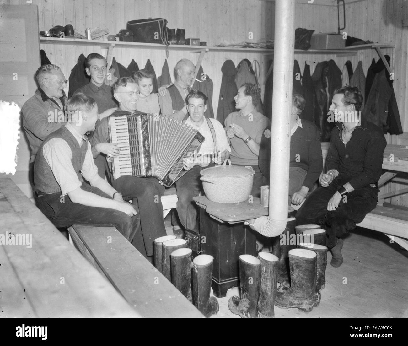Ultime operazioni di chiusura Ouwerkerk (Schouwen) varie attività, anche di notte Data: 3 novembre 1953 Località: Ouwerkerk, Schouwen-Duiveland Parole Chiave: Chiudi lavoro Foto Stock