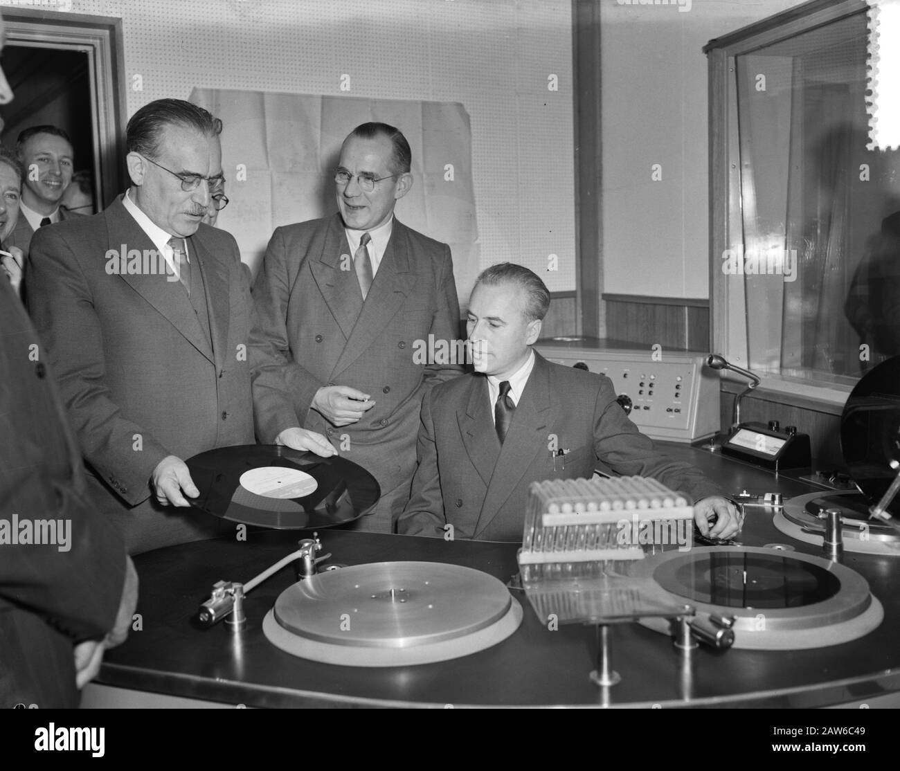 Il primo Ministro Drees visita la camera di registrazione NRU a RVD RVD con il Direttore Dr. G. J. Lammers Data: 30 novembre 1953 Nome Persona: Dr. G. J. Lammers, Drees, Willem Institution Nome: NRU Foto Stock