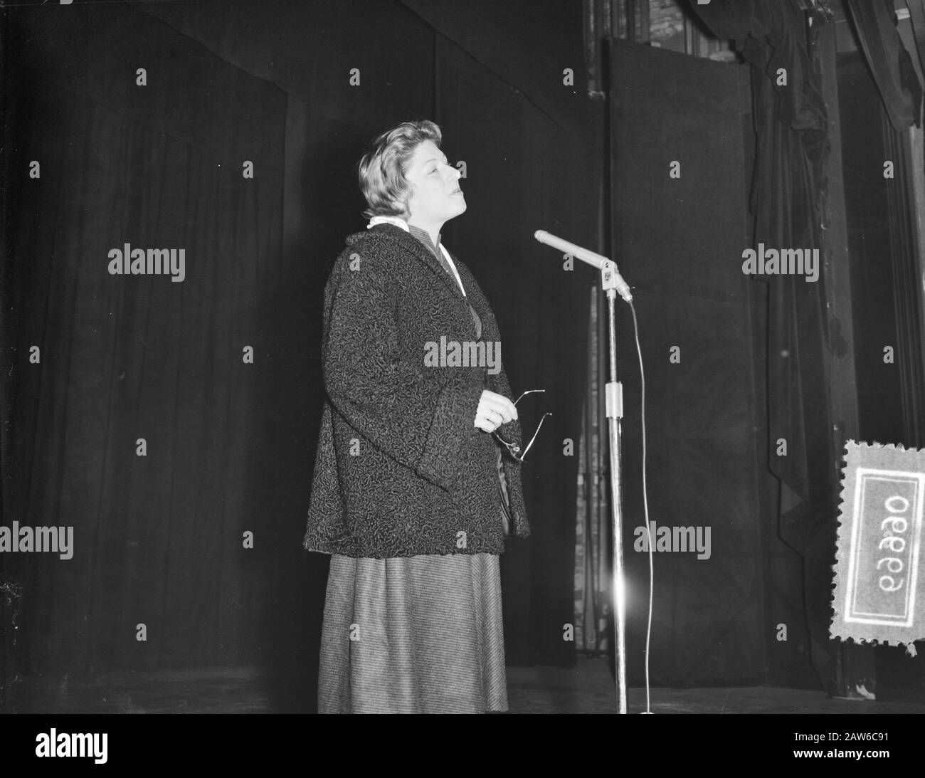 Nuova Stella Francese Catherine Sauvage Ad Amsterdam Data: 3 Marzo 1955 Posizione: Amsterdam, Noord-Holland Parole Chiave: Stars Persona Nome: Catherine Sauvage Foto Stock
