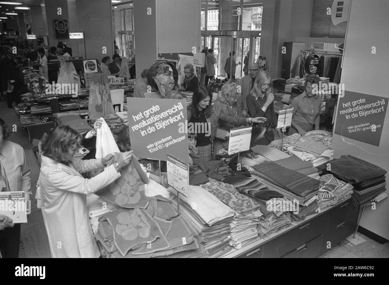 Prezzi più bassi nel Beehive per rivalutazione dell'oro Data: 26 settembre 1973 Foto Stock